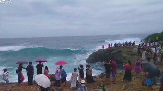 Сфотографируй на фоне волны! - смотреть видео (0:48)