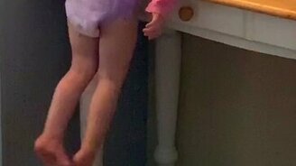 Малыш упражняется дома - смотреть видео (0:09)