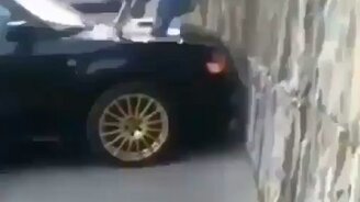 Смелая девушка-пешеход - смотреть видео (0:10)