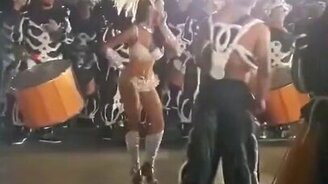 Пёс-танцор на карнавале - смотреть видео (0:11)