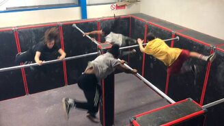 Отличный трюк для четверых - смотреть видео (0:12)