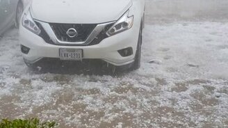 Град разрушает машину - смотреть видео (0:17)