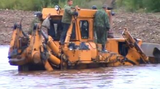 Бульдозеры против воды - смотреть видео (14:15)