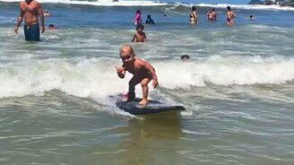 Маленький крутой сёрфер - смотреть видео (0:14)