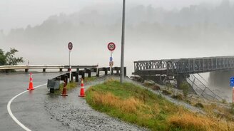Река потоком смыла мост - смотреть видео (2:46)