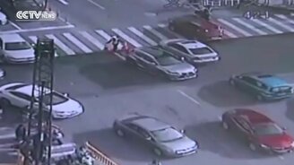 Провал на перекрёстке дорог - смотреть видео (1:20)