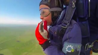 Первый прыжок 8-летнего парашютиста - смотреть видео (6:59)