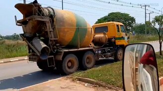 Цементовоз на встречке - смотреть видео (0:25)