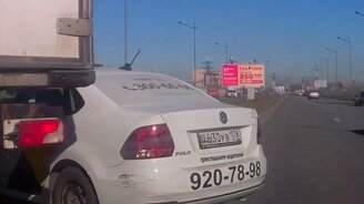 Таксист против грузовика - смотреть видео (0:57)