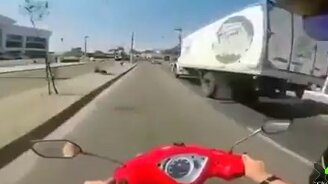 Сон водителя мопеда - смотреть видео (0:50)