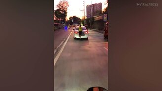 Пассажир-заяц на легковушке - смотреть видео (0:20)