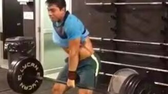 Одной рукой поднял штангу - смотреть видео (0:35)