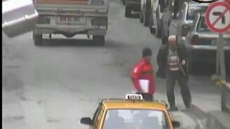 Повезло слепому пешеходу - смотреть видео (0:34)