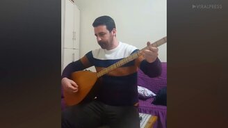 Как музыкант бьёт стекло - смотреть видео (0:48)