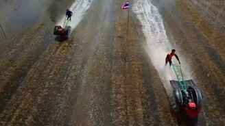 На мотоблоках по рисовым полям - смотреть видео (4:39)