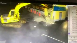 Кража банкомата при помощи экскаватора - смотреть видео (0:37)