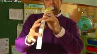 Играет на полиэтиленовой трубке - смотреть видео (2:46)