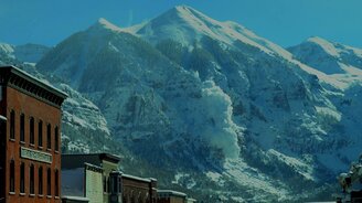 Сход лавины с гор - смотреть видео (1:00)