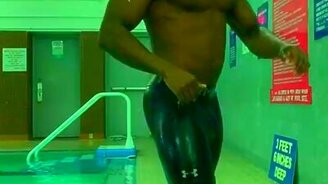 Выпрыгнул из бассейна - смотреть видео (0:04)