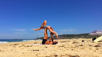 Предложил руку и сердце во время йоги - смотреть видео (2:24)