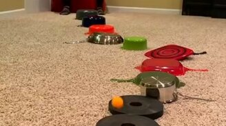 Как попасть шариком в стакан с водой - смотреть видео (0:07)