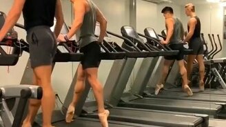 Как балеруны тренируются - смотреть видео (0:19)