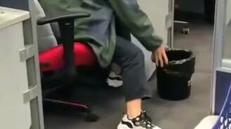 Смена пакета в урне по-женски - смотреть видео (0:24)