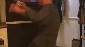 Провал фокусника с картами - смотреть видео (0:10)