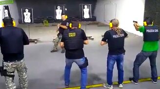 Доверчивый инструктор по стрельбе - смотреть видео (1:07)