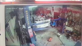 Эффектное падение с подъёмника - смотреть видео (0:26)