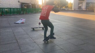 Ловкое катание скейтбордера - смотреть видео (5:49)