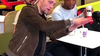 Простой фокус на заметку - смотреть видео (0:18)