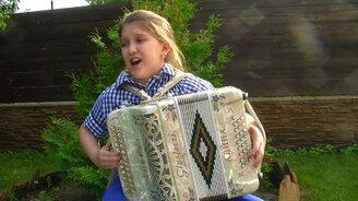 Девочка поёт и играет на гармони - смотреть видео (2:10)