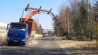 Грузовик с краном устроил аварию - смотреть видео (0:56)