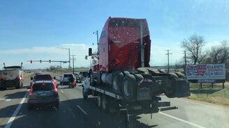 Небезопасная перевозка тягача - смотреть видео (0:20)