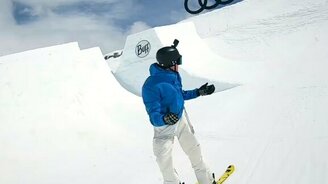 Задорный трюк горнолыжника - смотреть видео (0:18)