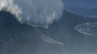 Сёрфер против гигантской волны - смотреть видео (1:10)