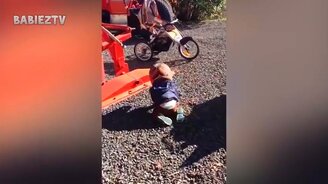 Дети, надевшие родительскую одежду - смотреть видео (10:06)