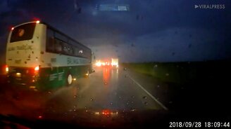 Автобус занесло в дождь - смотреть видео (0:36)