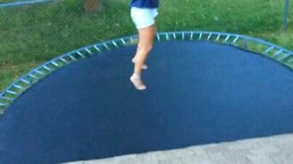 Улетела с батута - смотреть видео (0:09)