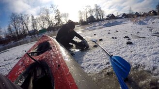 Каякер спасает лебедя - смотреть видео (1:11)