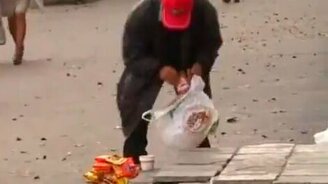 Как накормить бомжа - смотреть видео (3:23)