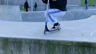 Крутой трюк с самокатом - смотреть видео (0:04)