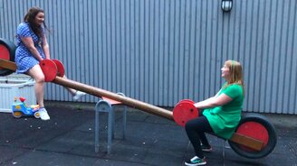 Девушки покатались на качелях - смотреть видео (0:13)