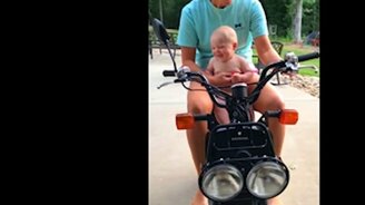 Малыши и мотоциклы - смотреть видео (3:49)