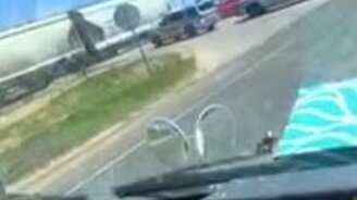 Неожиданная авария на переезде - смотреть видео (0:21)