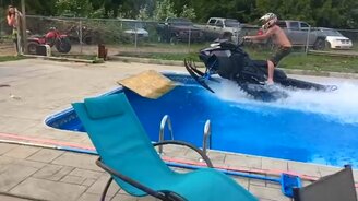 Через бассейн на снегоходе - смотреть видео (0:15)