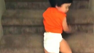 Детский жёсткий спуск с лестницы - смотреть видео (0:10)