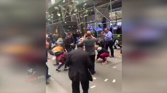 Парень делится деньгами со всеми - смотреть видео (1:00)