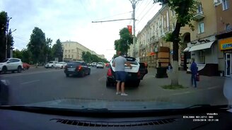 Непорядочный водитель избегает штрафа - смотреть видео (0:19)